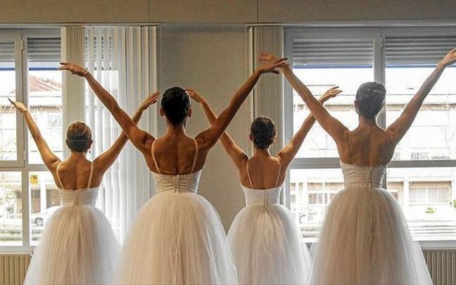 Cuatro bailarinas en una clase del Uru&ntilde;uela.