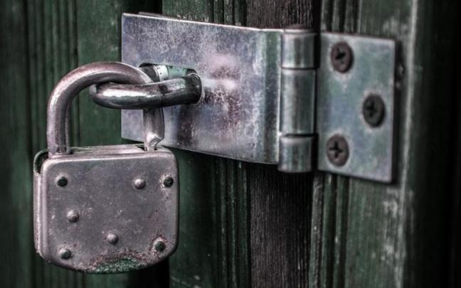 Un candado en un inmueble situado en el entorno rural.