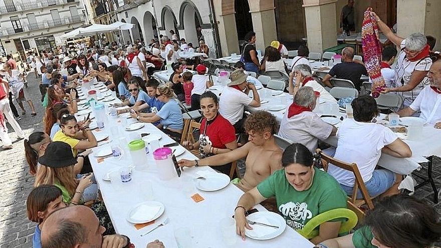La comida reunió a casi 500 personas en la plaza de Santiago.