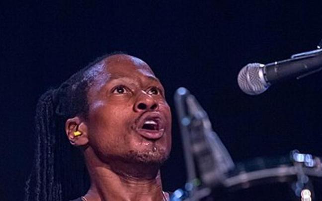 El bater&iacute;a Darren Henley, m&aacute;s conocido como D.H. Peligro.