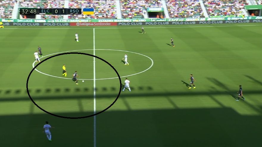 Francisco (entrenador del Elche), tras el partido: "Con el gol nos han entrado las dudas, hemos dejado de ir bien a la presión y la Real ha podido sentenciar". Así se genera el penalti fallado por Merino. ¿Cómo recibe tan solo el navarro?