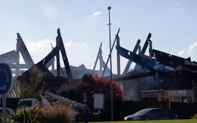 Haz clic en la imagen para ver el centro comercial de Gorraiz, destruido por el fuego, a vista de dron.
