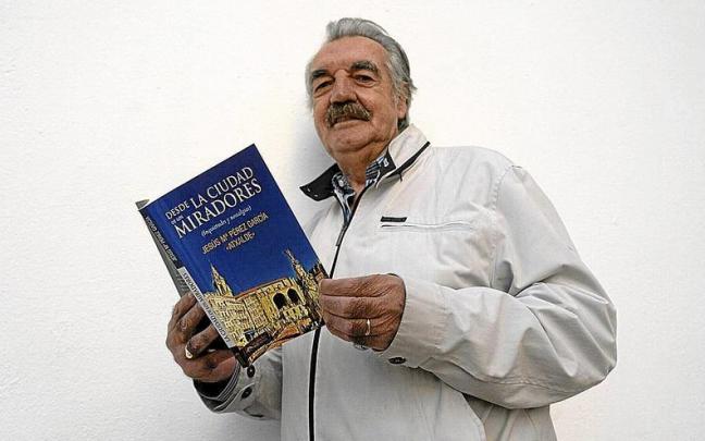 El autor gasteiztarra junto a un ejemplar de su nuevo poemario.