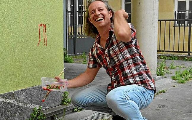 Jon Landa durante la realizaci&oacute;n de un mural. | FOTO: E.S.P.