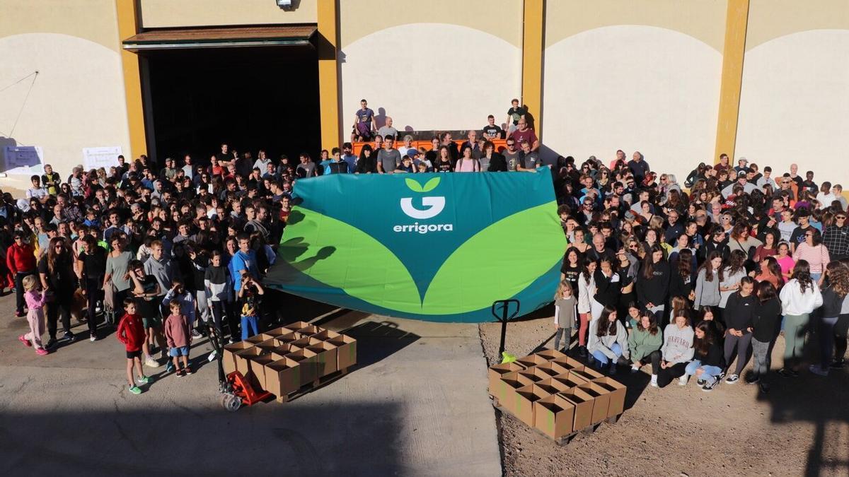 Los 350 voluntarios y voluntarias han posado juntos en Ablitas antes de comenzar el trabajo