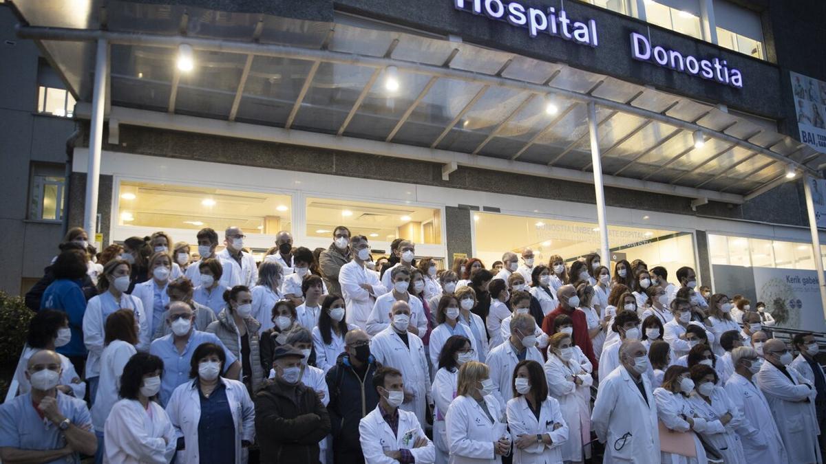 Personal médico del Hospital Donostia durante la concentración este martes por la mañana en la escalinata del centro sanitario.