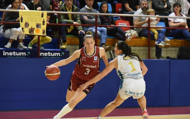 Laura Spreafico intenta desbordar a Aislinn Konig en el duelo de ayer en Maloste.