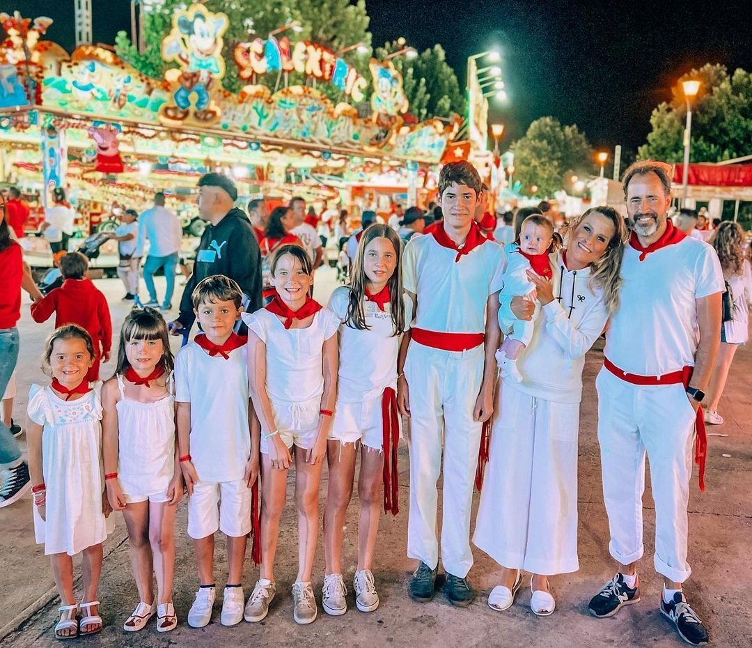 Verdeliss, con su pareja, Aritz, y sus ocho hijos, en los pasados Sanfermines.