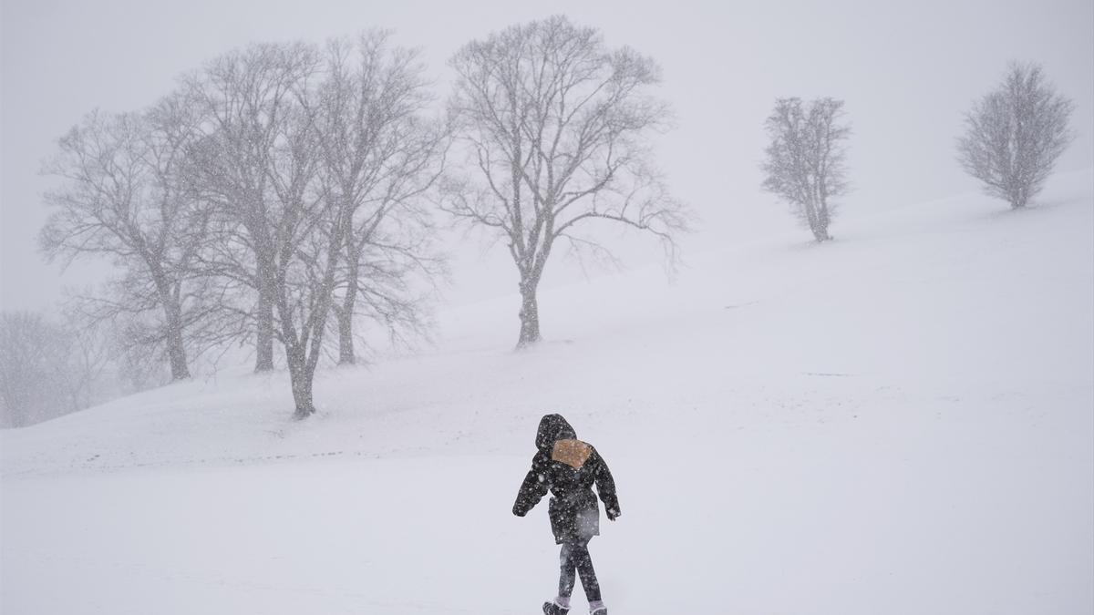 Una persona se abre paso a través de una tormenta de nieve en Halifax, Canadá.