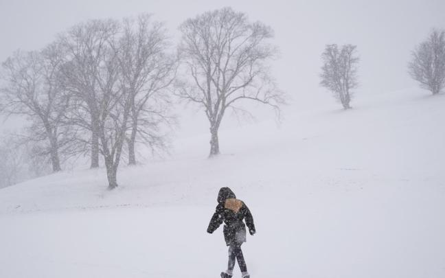 Una persona se abre paso a través de una tormenta de nieve en Halifax, Canadá. Una persona se abre paso a través de una tormenta de nieve en Halifax, Canadá.