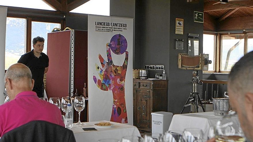 El centro Villa Lucía acogió ayer la cata de vinos del concurso de la Fiesta de la Vendimia.