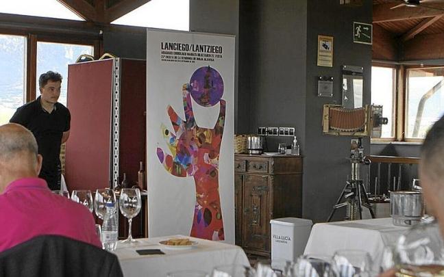 El centro Villa Lucía acogió ayer la cata de vinos del concurso de la Fiesta de la Vendimia.