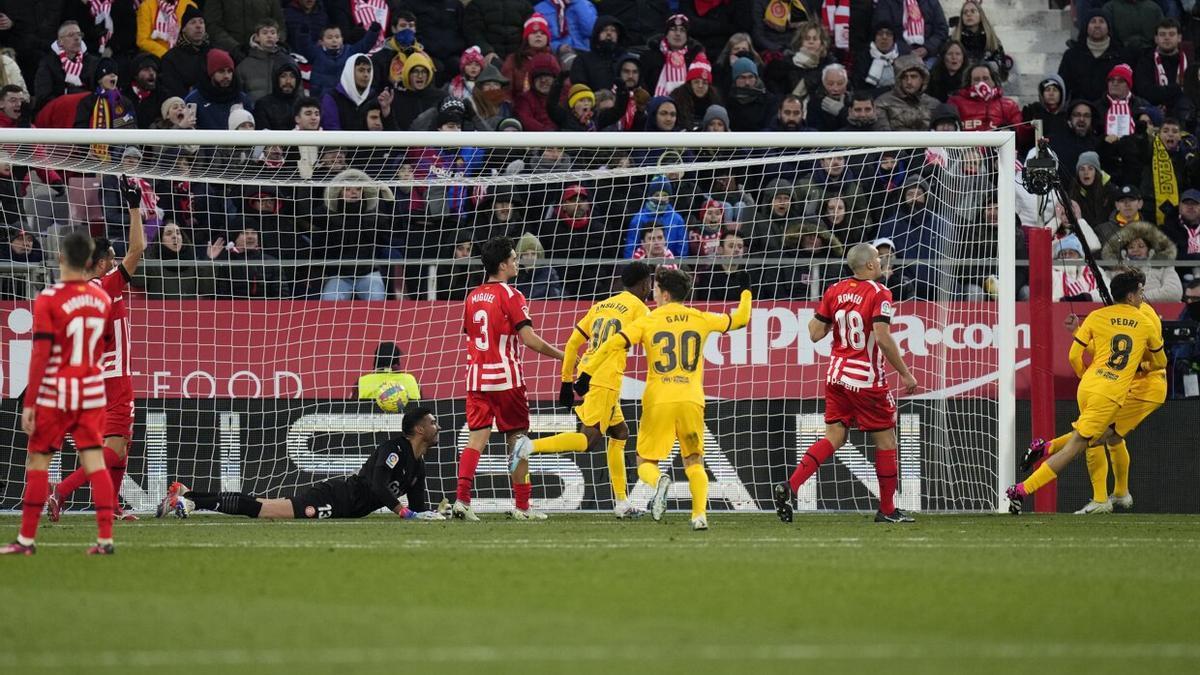 El delantero del FC Barcelona Pedri celebra su gol ante el Girona durante el partido de LaLiga.