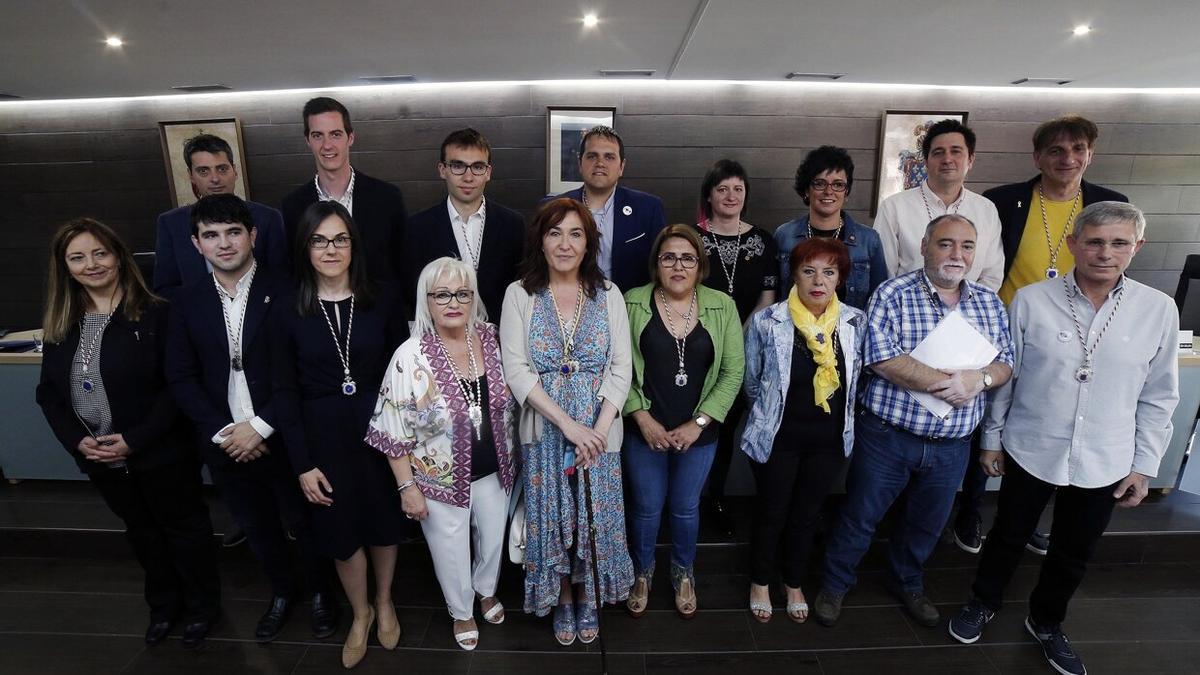 La Corporación actual de Burlada, al completo, presidida por Ana Góngora.