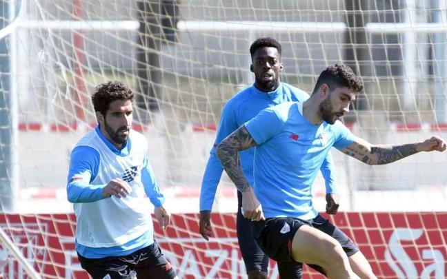 Unai Nuñez junto a Iñaki Williams y Raúl García durante un entrenamiento de la pasada temporada Unai Nuñez junto a Iñaki Williams y Raúl García durante un entrenamiento de la pasada temporada