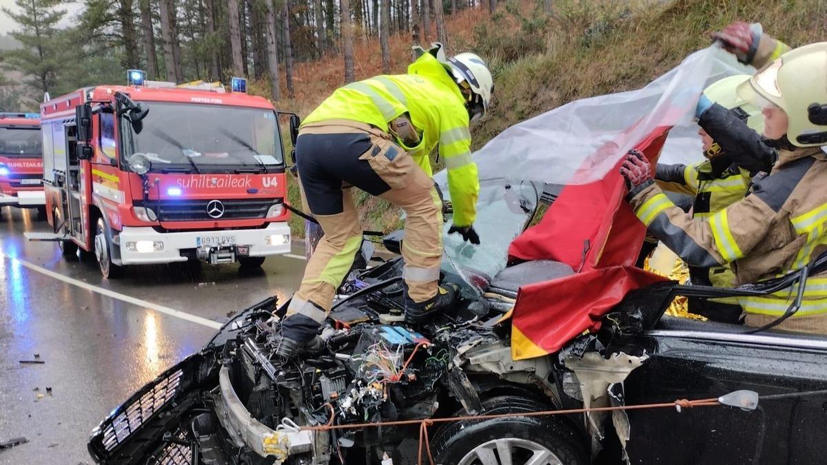 Varios bomberos en el momento de la extracción de uno de los heridos.