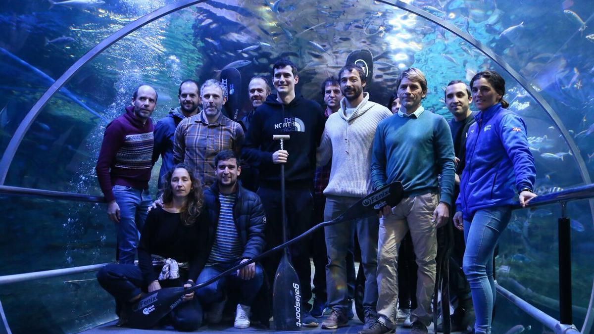 Ander Elosegi, rodeado de amigos y compañeros piragüistas en el acto de despedida que ha tenido lugar hoy en el Aquarium.