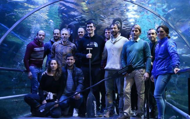 Ander Elosegi, rodeado de amigos y compañeros piragüistas en el acto de despedida que ha tenido lugar hoy en el Aquarium.