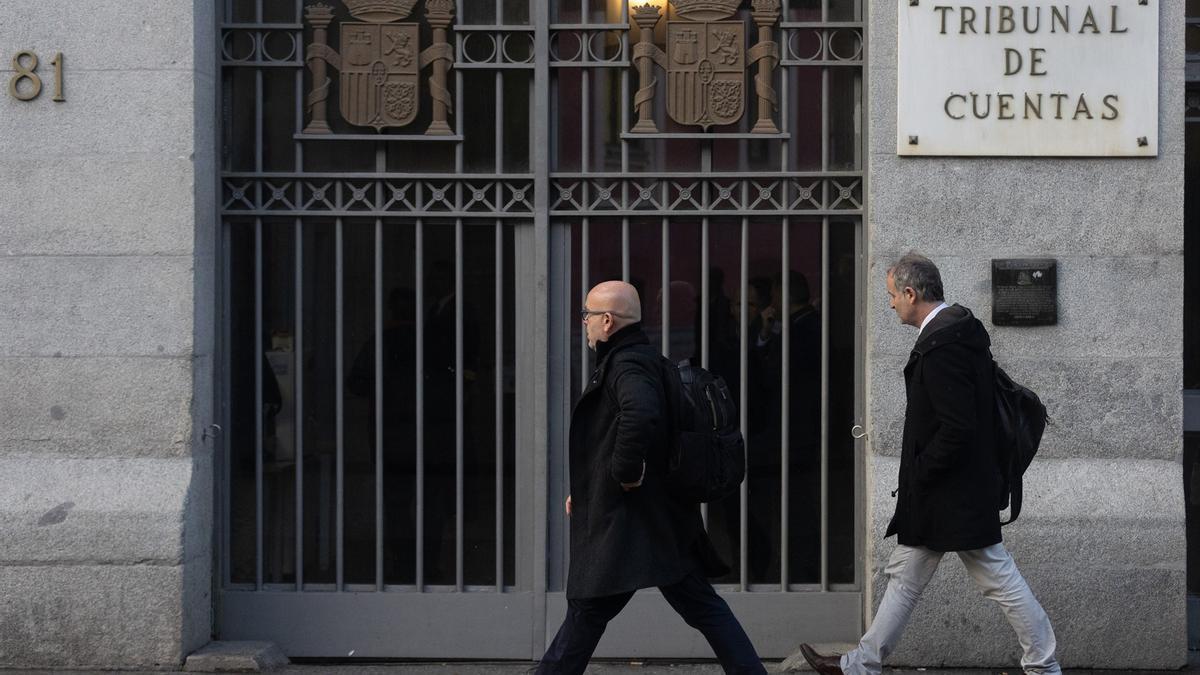 El letrado que defiende a Carles Puigdemont, Gonzalo Boyé (i), a su llegada a la Audiencia previa sobre el 'procés' en el Tribunal de Cuentas.