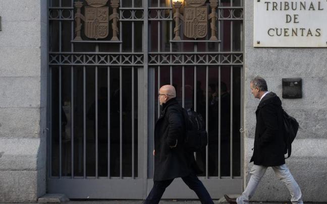 El letrado que defiende a Carles Puigdemont, Gonzalo Boy&eacute; (i), a su llegada a la Audiencia previa sobre el 'proc&eacute;s' en el Tribunal de Cuentas.