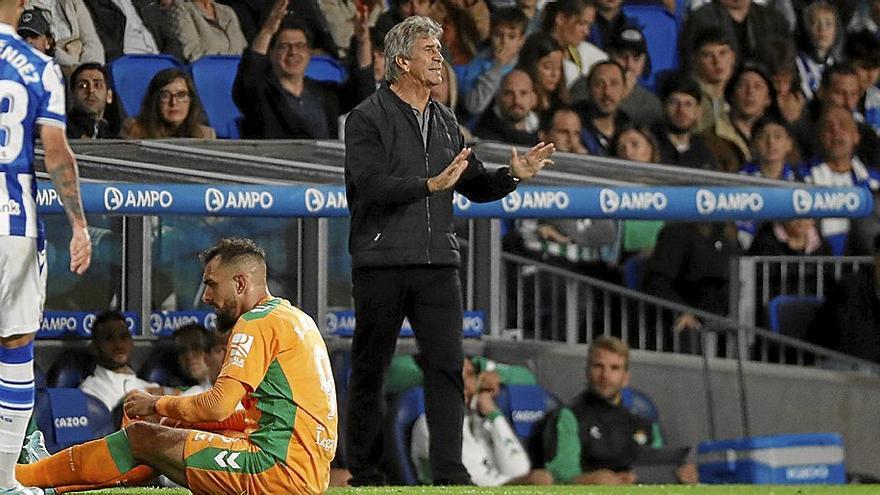 Manuel Pellegrini da instrucciones a sus futbolistas durante el partido del domingo. |