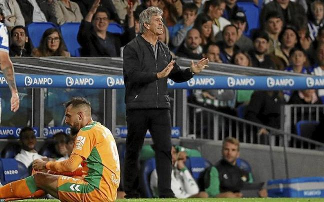 Manuel Pellegrini da instrucciones a sus futbolistas durante el partido del domingo. |