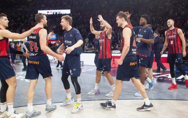 Los jugadores baskonistas celebran el triunfo tras el mate de Costello que cerró el encuentro Los jugadores baskonistas celebran el triunfo tras el mate de Costello que cerró el encuentro