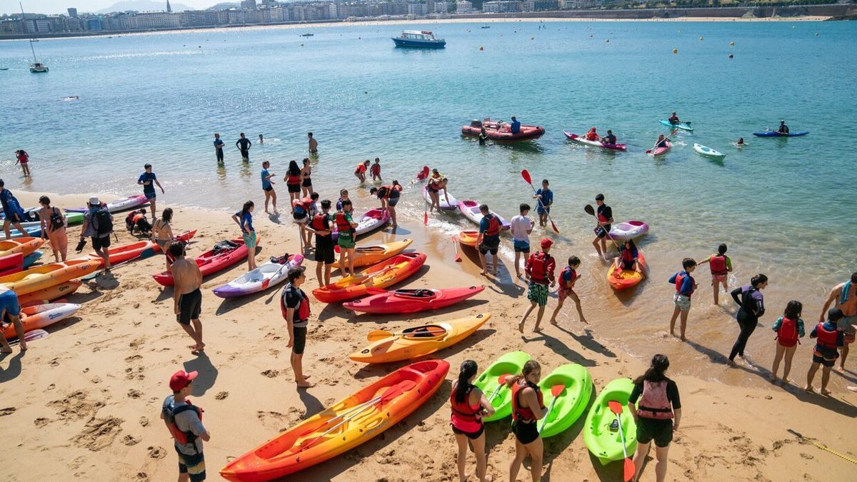 Un grupo de piragüistas en la playa de la isla de Santa Clara