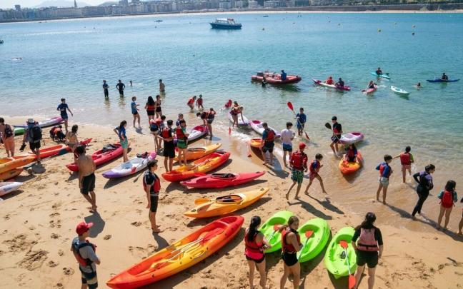 Un grupo de piragüistas en la playa de la isla de Santa Clara