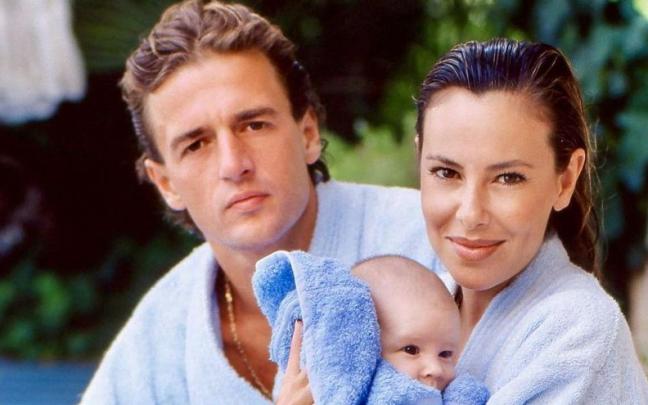 Alessandro Lequio y Ana Obregón, con su hijo Aless recién nacido, hace justo 30 años.