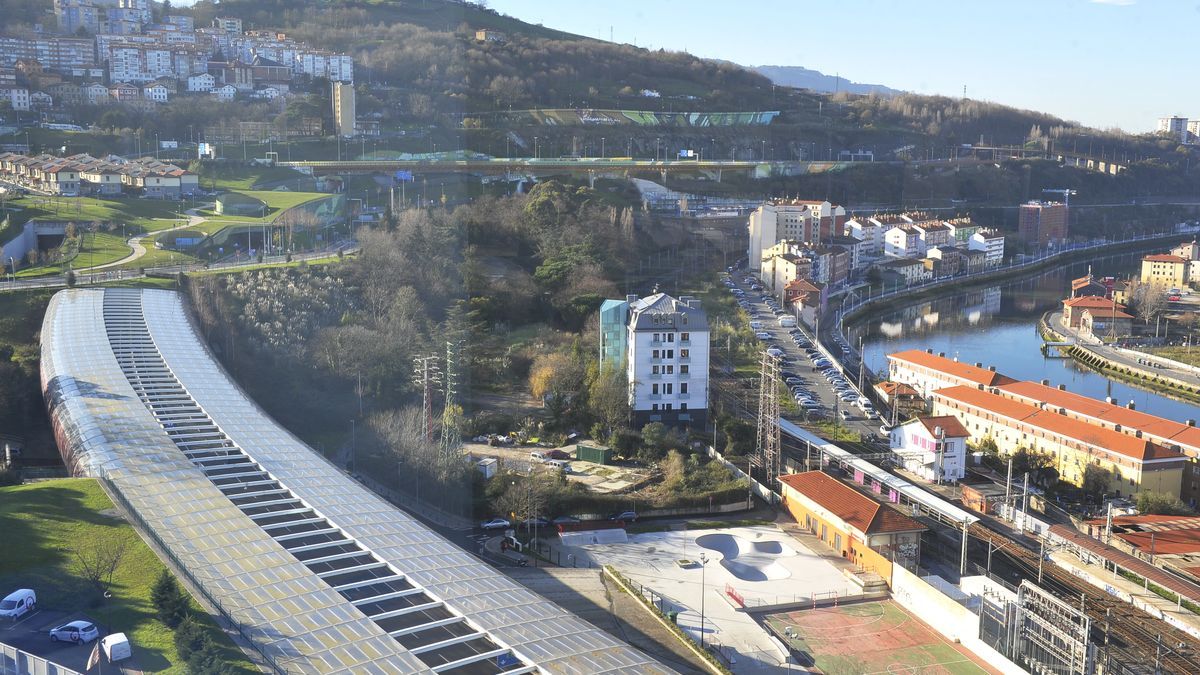 Vista de los terrenos que serán liberados del paso ferroviario y permitirán reordenar urbanísticamente el barrio de Olabeaga