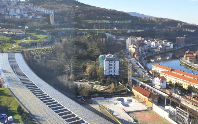 Vista de los terrenos que ser&aacute;n liberados del paso ferroviario y permitir&aacute;n reordenar urban&iacute;sticamente el barrio de Olabeaga