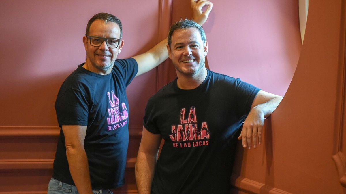 Ángel Llàcer e Ivan Labanda dentro del Teatro Arriaga.