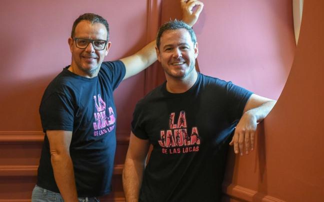 &Aacute;ngel Ll&agrave;cer e Ivan Labanda dentro del Teatro Arriaga.