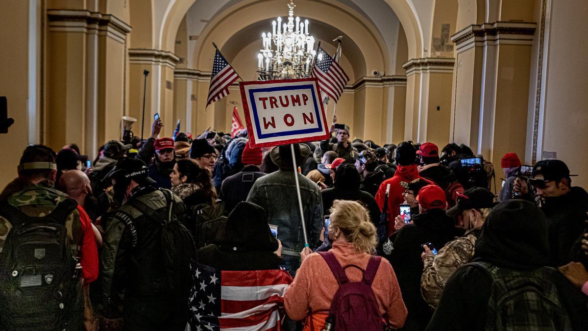 Simpatizantes de Donald Trump asaltando el Capitolio el 6 de enero de 2021