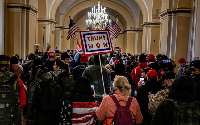 Simpatizantes de Donald Trump asaltando el Capitolio el 6 de enero de 2021 Simpatizantes de Donald Trump asaltando el Capitolio el 6 de enero de 2021