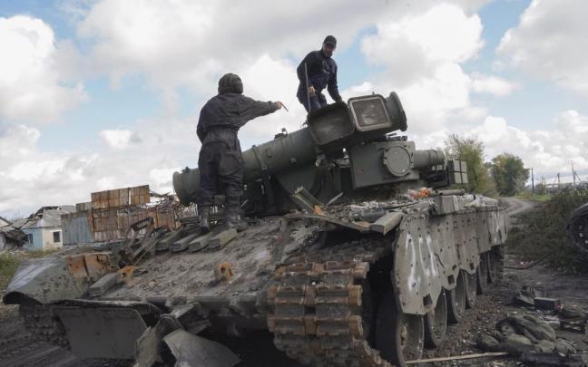 Soldados ucranianos inspeccionan un tanque ruso capturado.