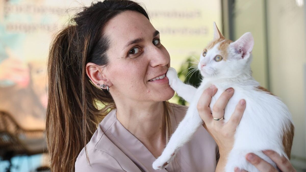 Andrea Iriarte Vallés, fundadora de RESET, con 'Junior', un gato callejero al que ha adoptado tras la terapia de rehabilitación.