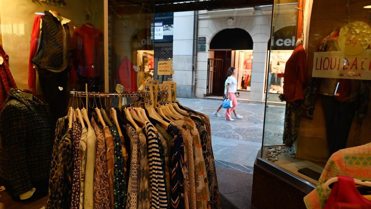 La luminosidad de la tarde chocó con la oscuridad interior.