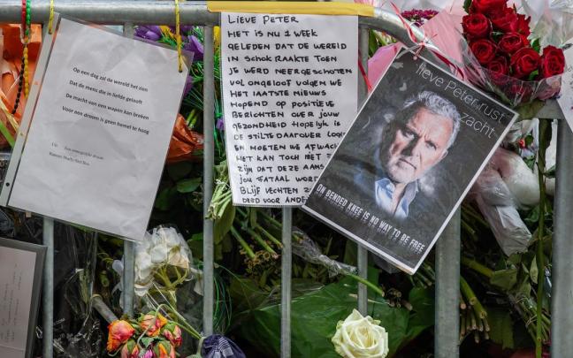 Homenaje al periodista de investigación Peter R. De Vries.