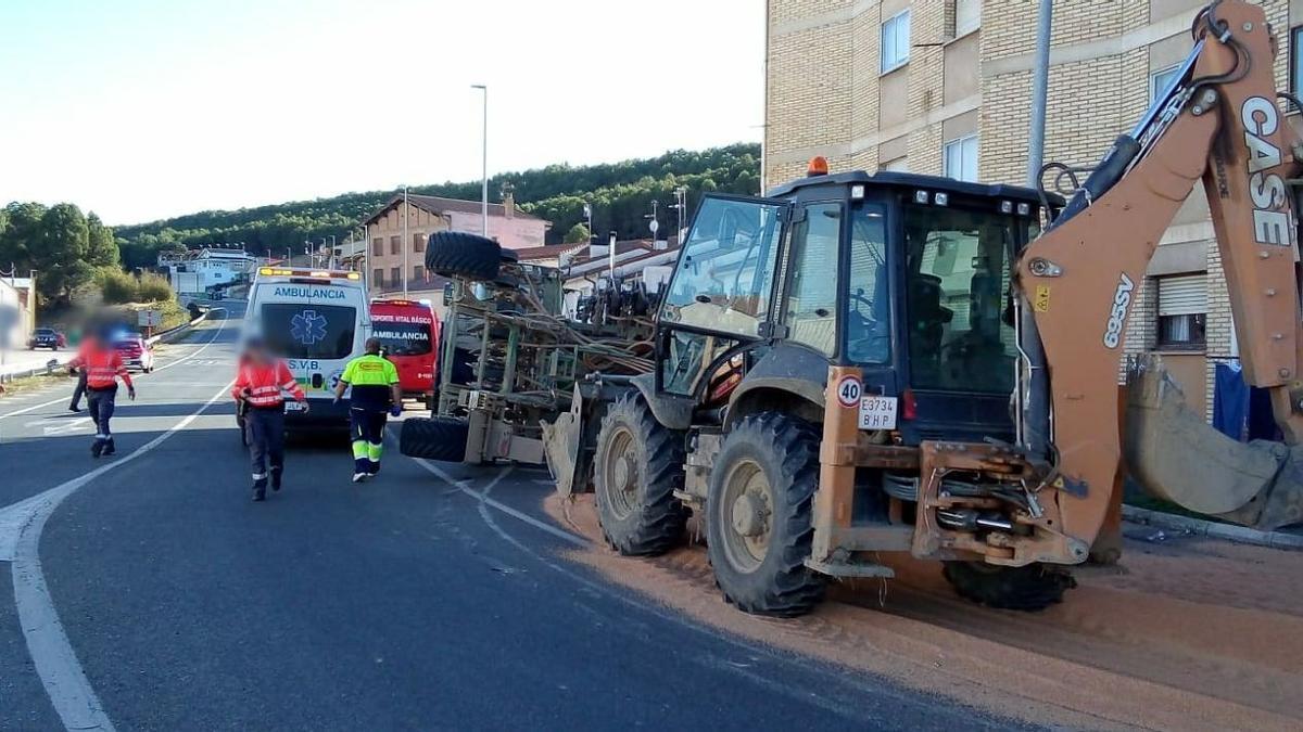 Agentes de la Policía Foral, junto al remolque volcado.