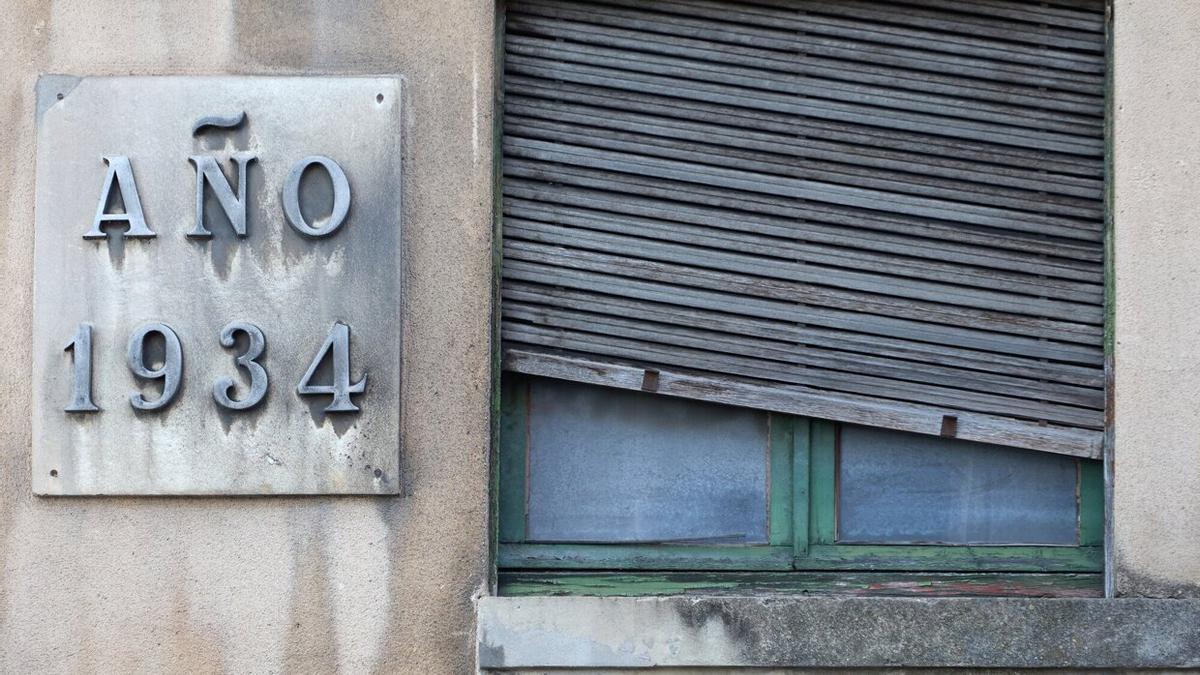Una placa que indica cuándo se construyó el edificio.