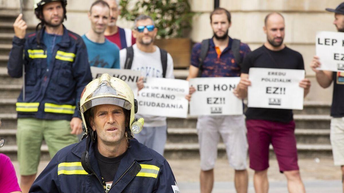 Miembros del sindicato LAB se han concentrado este jueves ante la Diputación alavesa en Vitoria