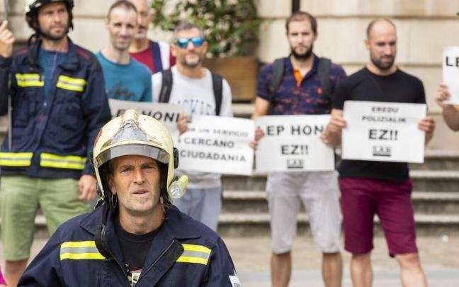 Miembros del sindicato LAB se han concentrado este jueves ante la Diputación alavesa en Vitoria Miembros del sindicato LAB se han concentrado este jueves ante la Diputación alavesa en Vitoria