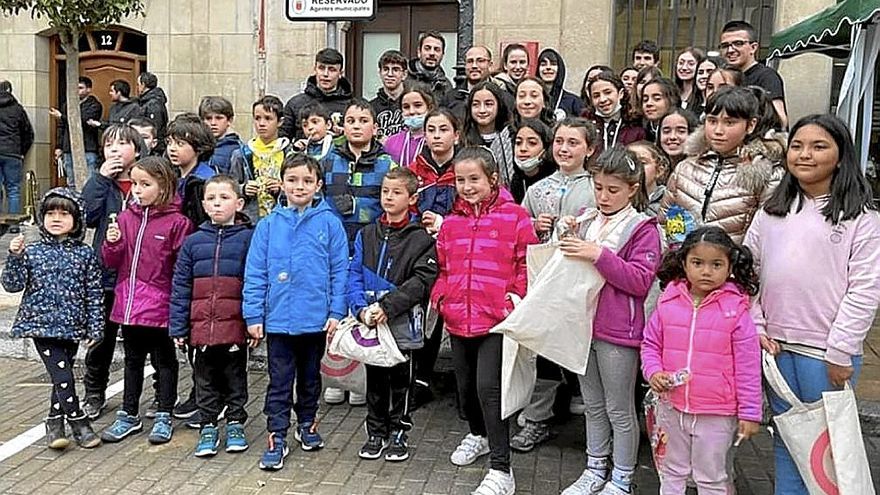 Actividad previa organizada por los jóvenes de Falces con los más txikis. | FOTO: CEDIDA