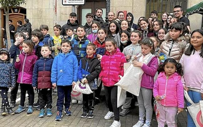 Actividad previa organizada por los j&oacute;venes de Falces con los m&aacute;s txikis. | FOTO: CEDIDA