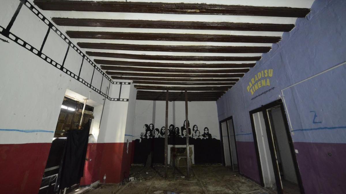 Una de las salas que se convirtió en cine en el edificio okupado.