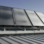 Una placa solar instalada sobre un tejado