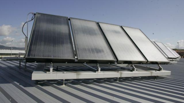 Una placa solar instalada sobre un tejado Una placa solar instalada sobre un tejado