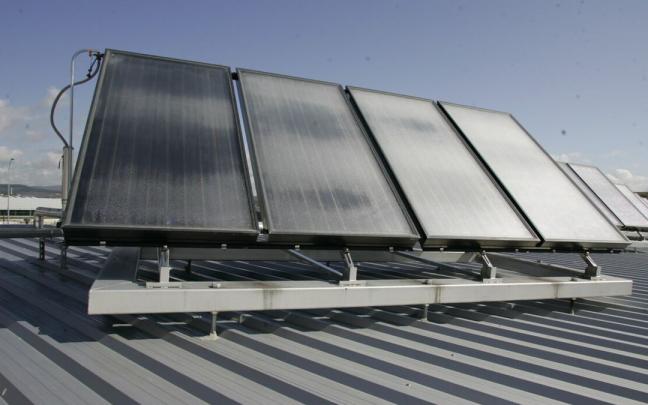 Una placa solar instalada sobre un tejado Una placa solar instalada sobre un tejado